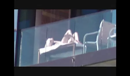 彼はガラスの中でnatsatalaと自慰行為を開始します。 女性 無料 エッチ