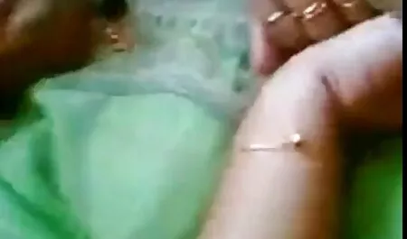 説得力のあるひげを生やした男。 女性 av 画像