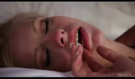 穴から大きなコックを吸う。 女の子 av 動画