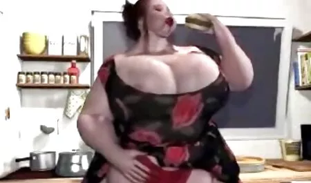 赤いソファで巨乳。 無料 アダルト 動画 母親