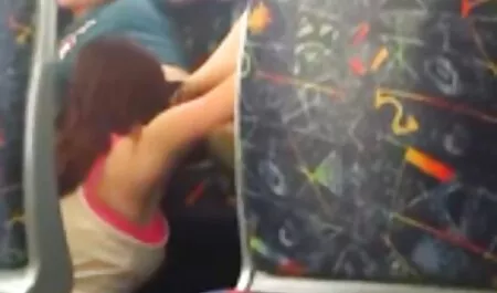 細身の女性は陰茎を吸い、それにジャンプします。 女性 の ため の av 無 修正
