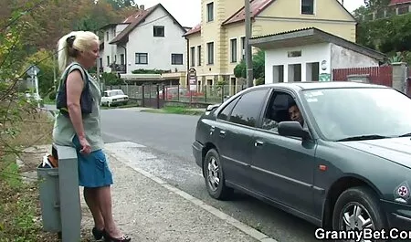 彼はスカートの底まで立ち上がり、学生をねじ込んだ。 女 が 見 たい アダルト 動画