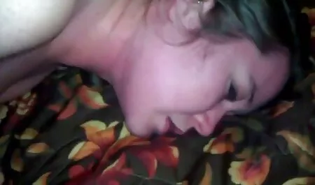 レズビアンはベッドの上でstraponを性交します。 r18 女性 動画