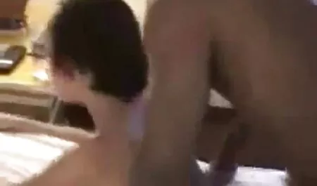 女の子はバスルームで自慰行為をする。 女性 av マッサージ