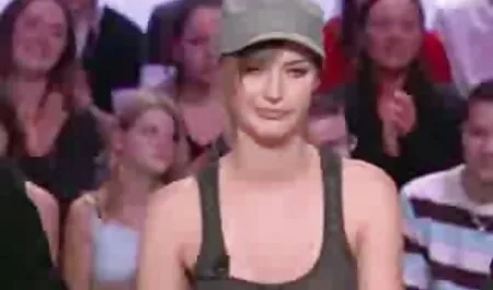 彼のペニスに座って男をクソ。 エロ 動画 女子