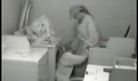 後部座席での女の子の大きなお尻のセックス。 女 と 女 で エロ 動画