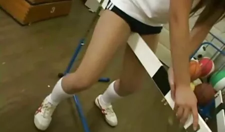 彼はお風呂の後に女の子にそれを渡した。 エッチ 動画 女性 用