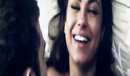赤い膣で売春婦を犯している。 レズビアン av 動画