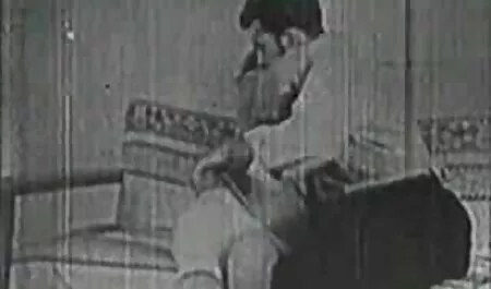 この観光客は美しい金髪の肛門を持っています。 女性 専用 動画 アダルト