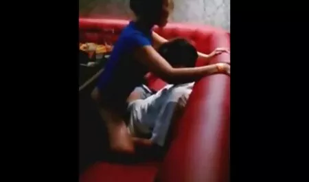 女の子は男によってお尻に犯されました。 女性 専用 sex 動画