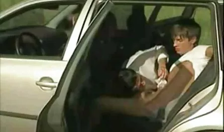 男の子は彼の口の中に鶏を持っています。 若い 女 の エロ 動画