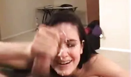 赤い下着の女の子が性交し、彼女の顔に精液を得るでしょう。 女 と 女 で エロ 動画