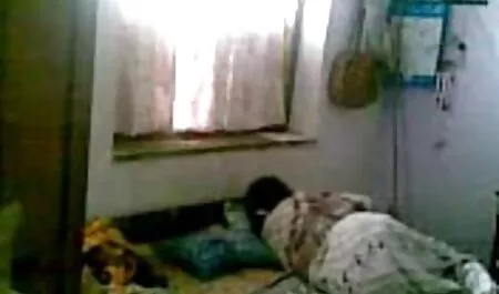 彼は黒人男性が肛門性交で彼の妻を性交するのを見ています。 女 アダルト ビデオ