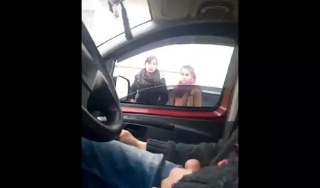 彼女のお尻の周りのロッカーを嗅ぐ。 私 が 見 たい アダル